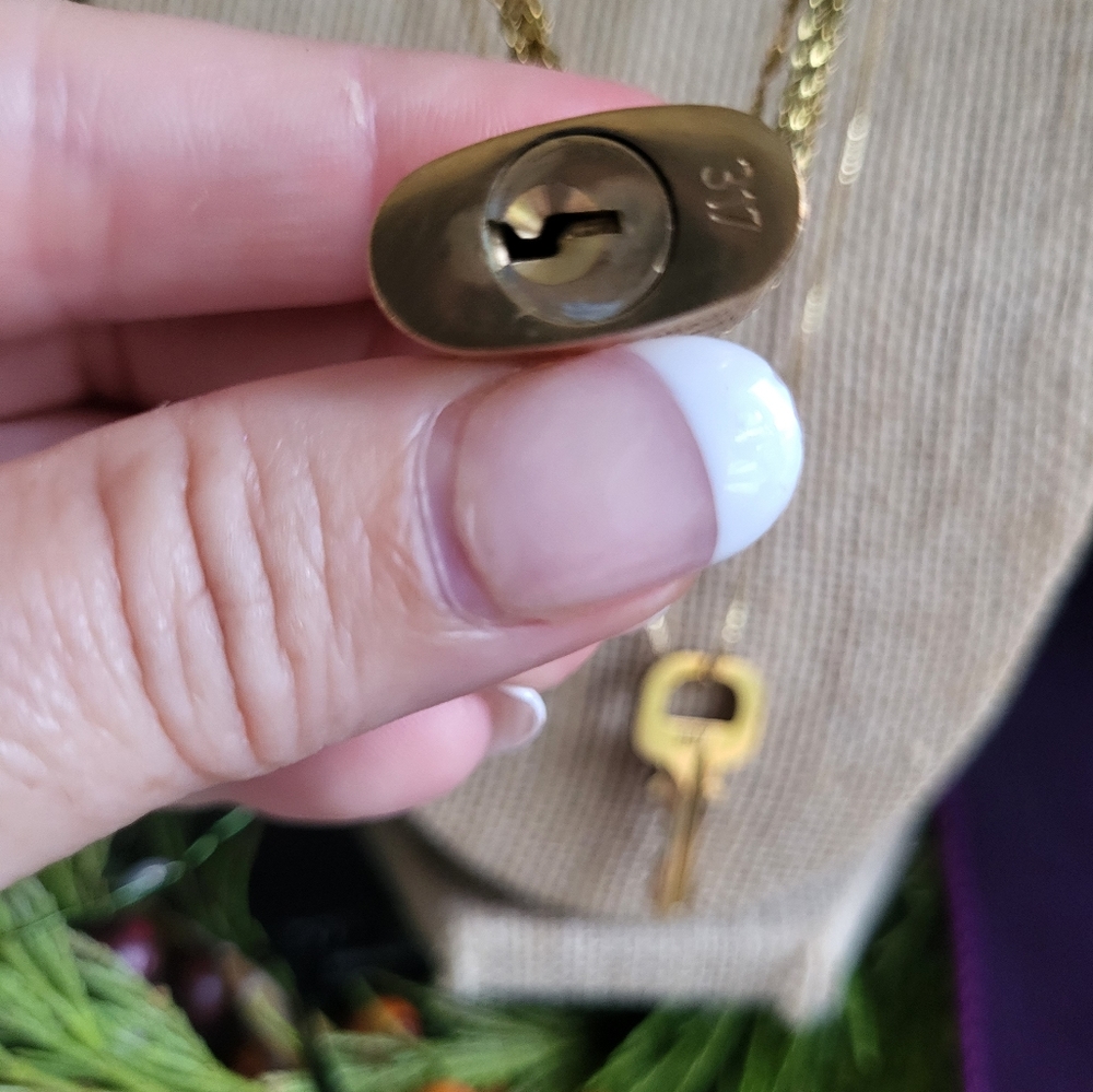 GORGEOUS LOUIS VUITTON PADLOCK AND KEY 🔑 SET ON 2 DIFFERENT NON LV NECKLACES - Picture 6 of 9